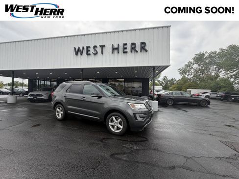 Used 2017 Ford Explorer XLT w/ Equipment Group 202A AWD/4WD image 1