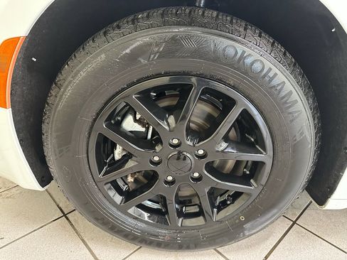 Used 2022 Chrysler Voyager LX image 16