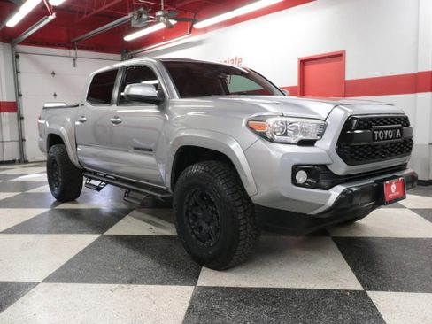 Used 2018 Toyota Tacoma SR5 image 2