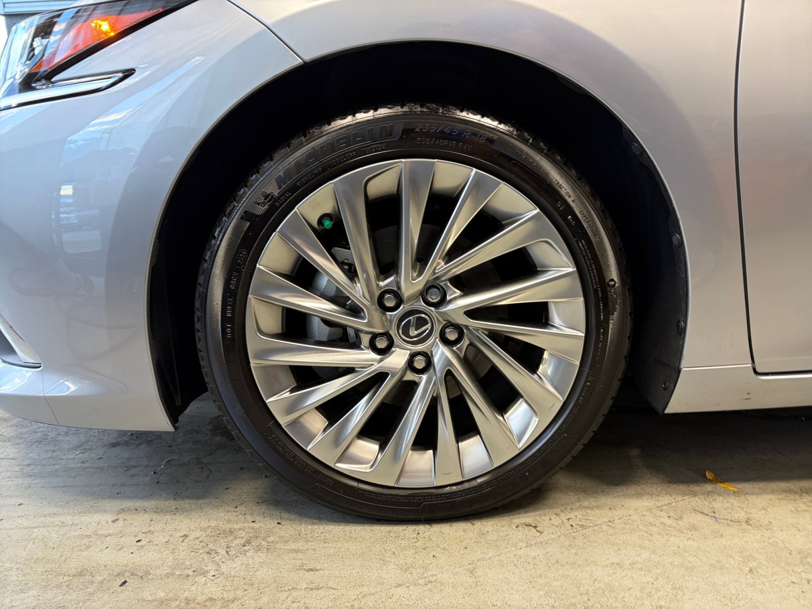 Used 2022 Lexus ES 300h w/ Accessory Package FWD image 26