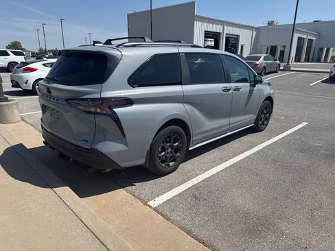 Used 2025 Toyota Sienna XLE Woodland Edition AWD/4WD image 4
