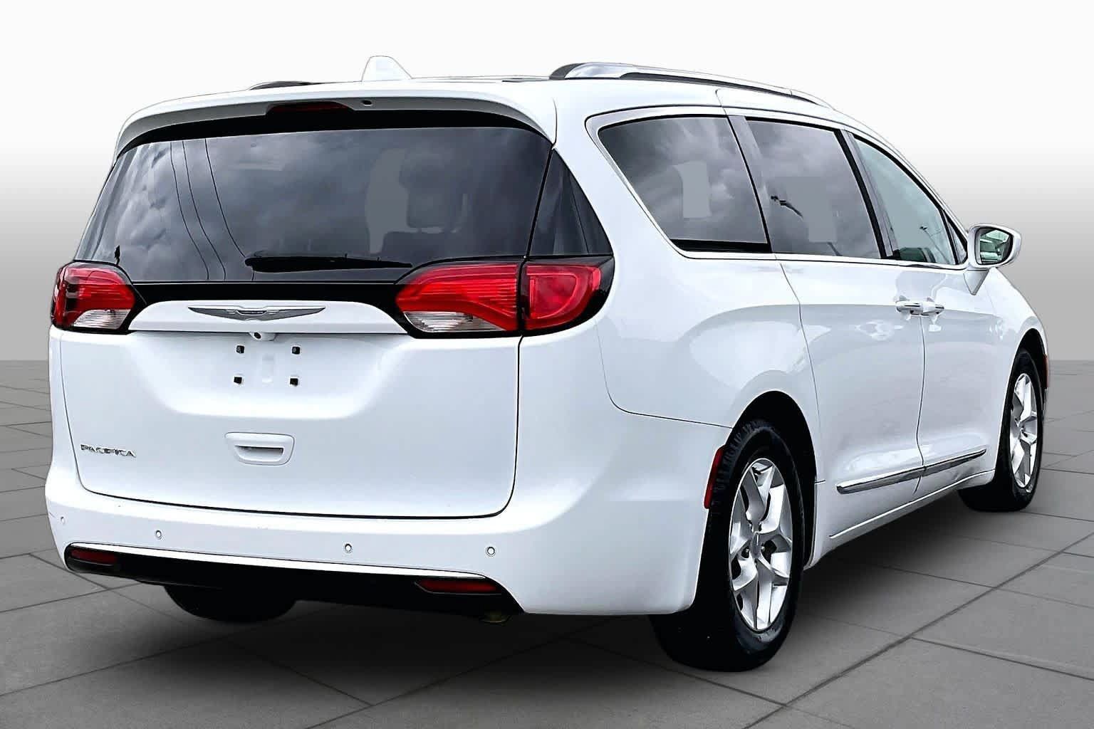 Used 2020 Chrysler Pacifica Touring-L Plus w/ Tire & Wheel Group FWD image 13