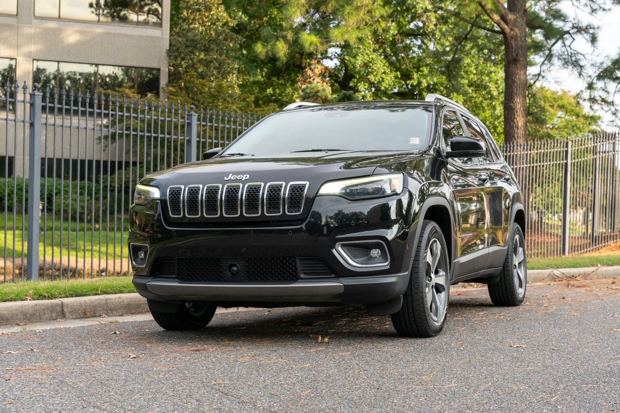 Used 2019 Jeep Cherokee Limited w/ Technology Group AWD/4WD image 2
