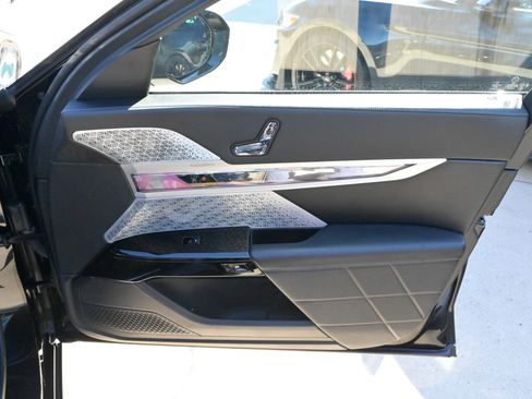 Used 2023 BMW 760i xDrive w/ Executive Package image 60