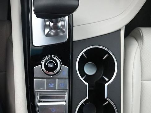 Used 2025 Genesis G70 2.5T image 25