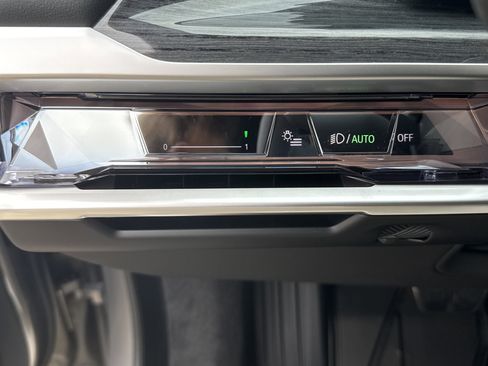 New 2026 BMW 750e xDrive image 23