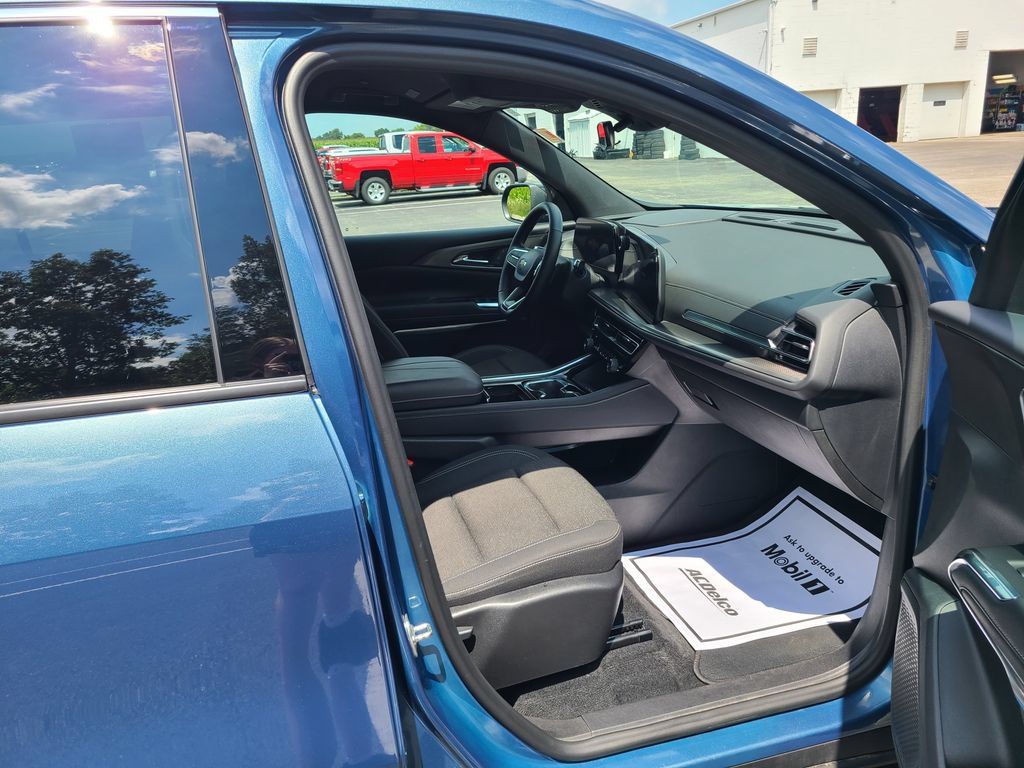 Used 2024 Chevrolet Traverse LT FWD image 11