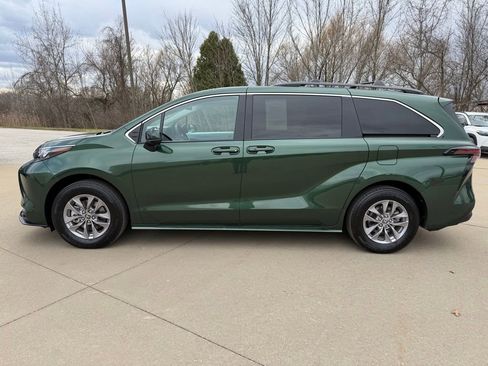 Used 2025 Toyota Sienna LE image 2