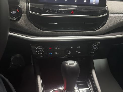 Used 2024 Jeep Compass Latitude image 20