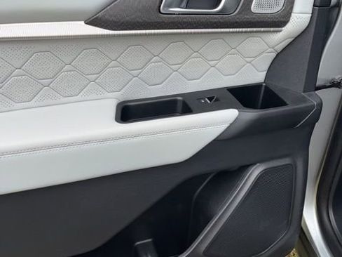 Used 2025 Ford Explorer Platinum w/ Ultimate Package image 27