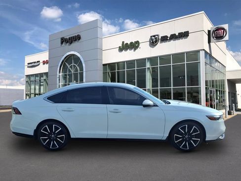 Used 2023 Honda Accord Touring image 2