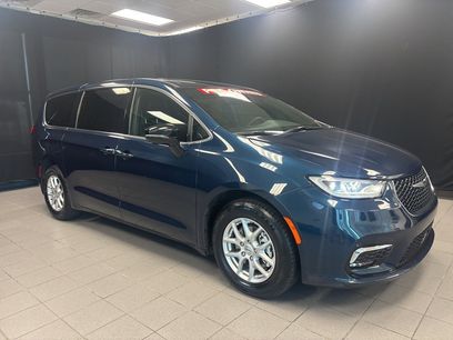 Used 2025 Chrysler Pacifica Select