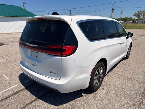 Used 2023 Chrysler Pacifica Touring-L FWD image 9
