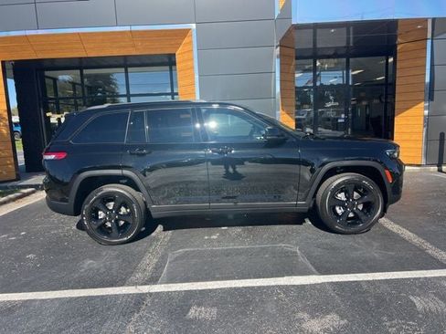 New 2025 Jeep Grand Cherokee Altitude image 2