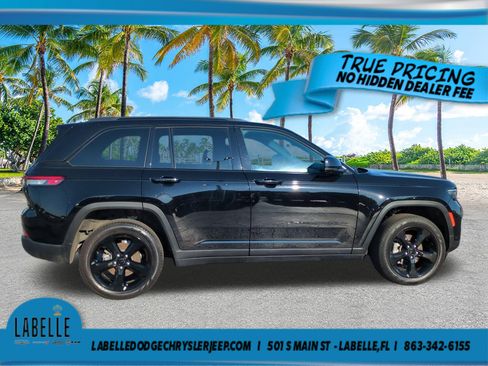 Used 2025 Jeep Grand Cherokee Limited w/ Luxury Tech Group II AWD/4WD image 3