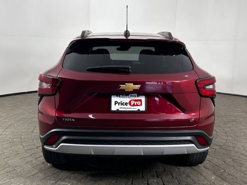 Used 2025 Chevrolet Trax LT w/ LT Convenience Package FWD image 6