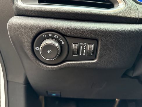 Used 2024 Chrysler Pacifica Limited w/ S Appearance Package image 26