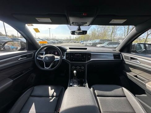 Used 2023 Volkswagen Atlas Cross Sport SE AWD/4WD image 2