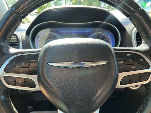 Used 2019 Chrysler 300 Limited RWD image 9