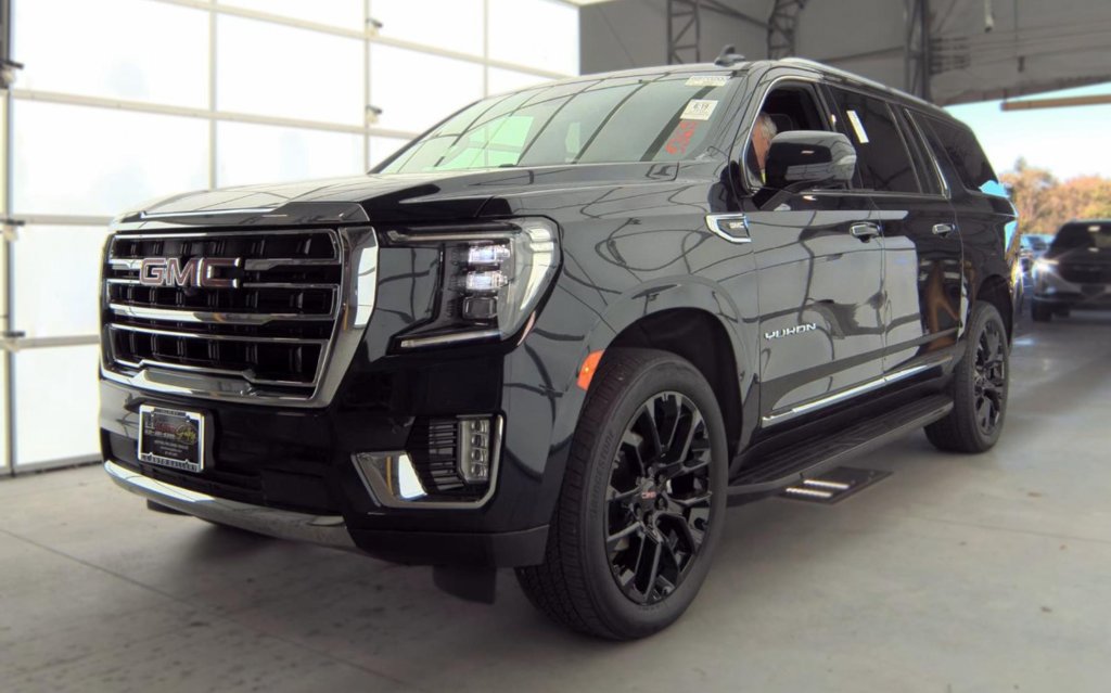 Used 2022 GMC Yukon XL SLT w/ SLT Premium Package AWD/4WD image 7