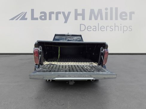 Used 2025 Toyota Tacoma SR5 AWD/4WD image 21