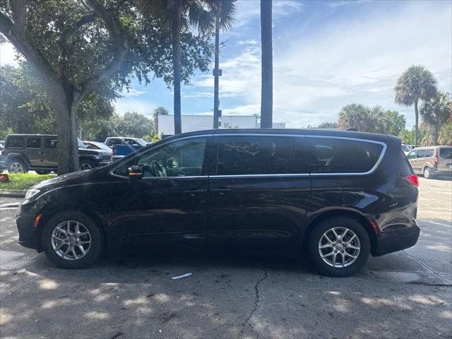 Used 2024 Chrysler Pacifica Touring-L FWD image 11