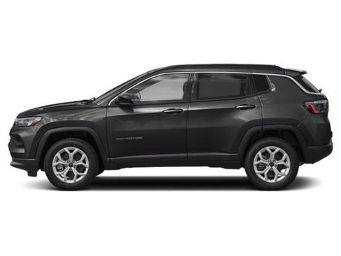 Used 2025 Jeep Compass Latitude w/ Convenience Group AWD/4WD image 3