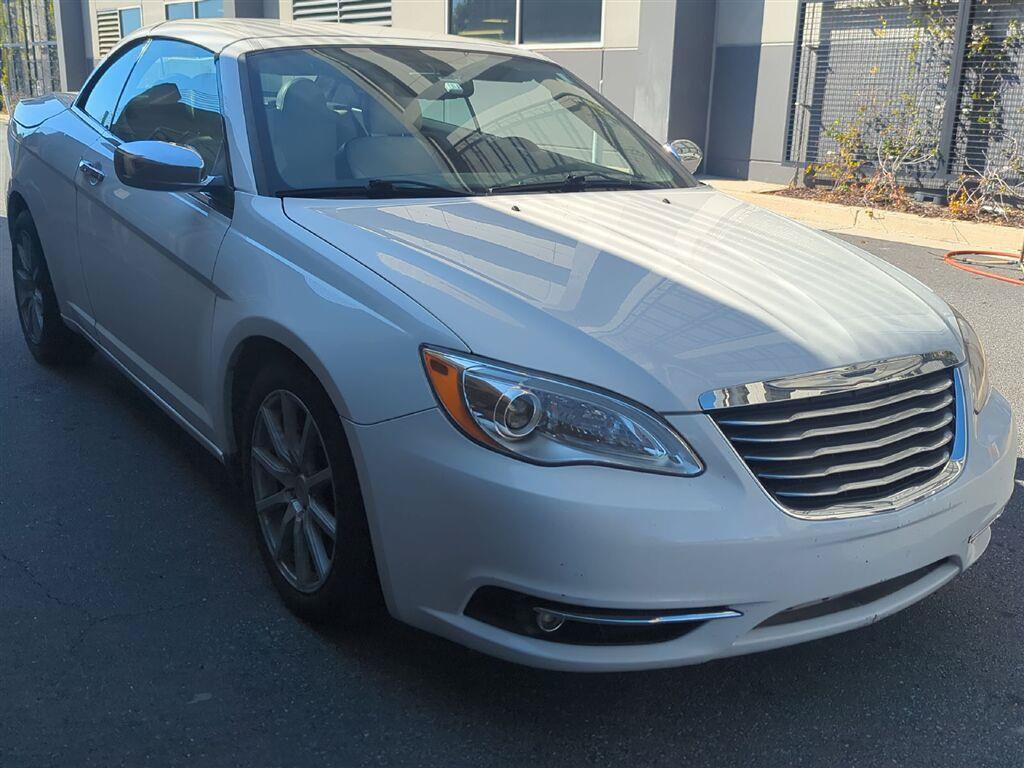 Used 2013 Chrysler 200 Limited FWD image 1