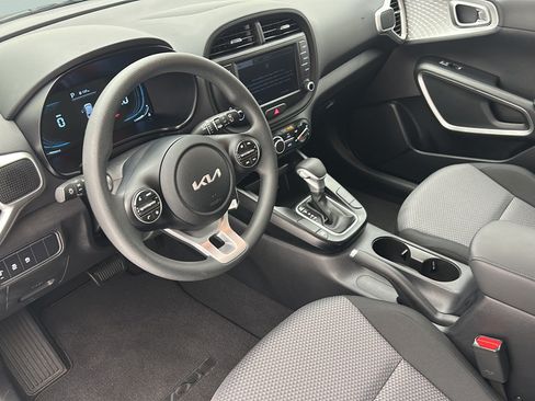 Used 2025 Kia Soul LX w/ LX Technology Package FWD image 12