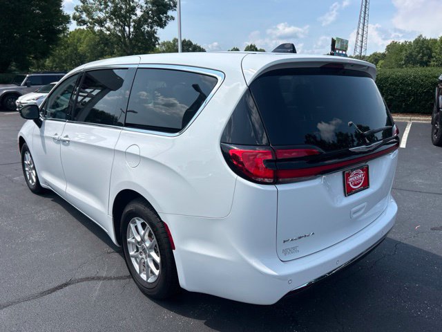 Used 2024 Chrysler Pacifica Touring-L FWD image 11