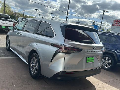 Used 2025 Toyota Sienna LE FWD image 3