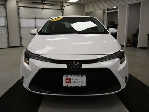 Used 2022 Toyota Corolla LE FWD image 2