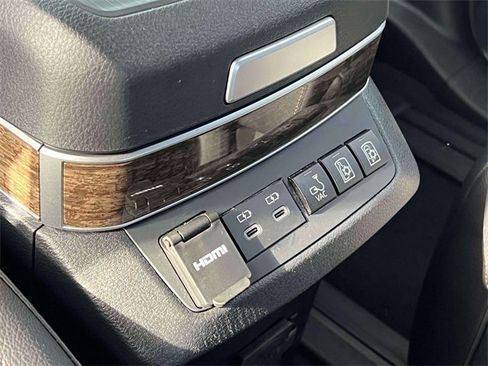 Used 2025 Toyota Sienna Platinum image 20