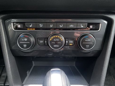 Used 2020 Volkswagen Tiguan SE w/ Panoramic Sunroof Package image 9