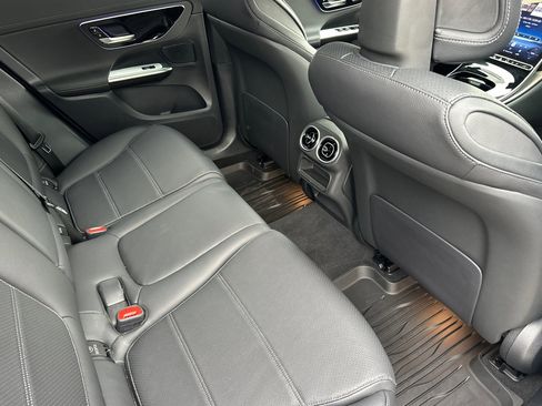 Used 2025 Mercedes-Benz GLC 300 4MATIC image 29