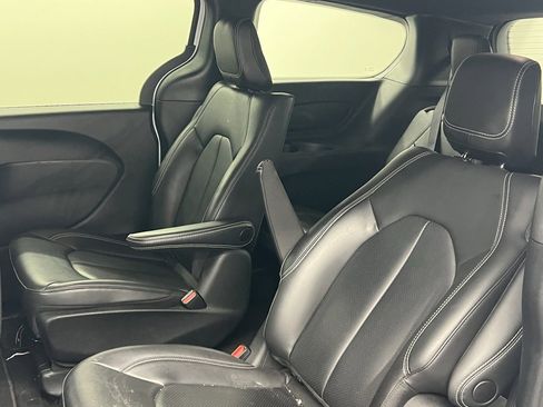 Used 2023 Chrysler Pacifica Touring-L w/ S Appearance Package image 9