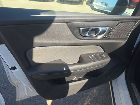 Used 2019 Volvo S60 T5 R-Design image 8