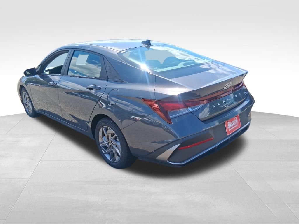 Used 2024 Hyundai Elantra SEL FWD image 8