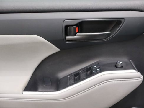 Used 2021 Toyota Highlander L image 17