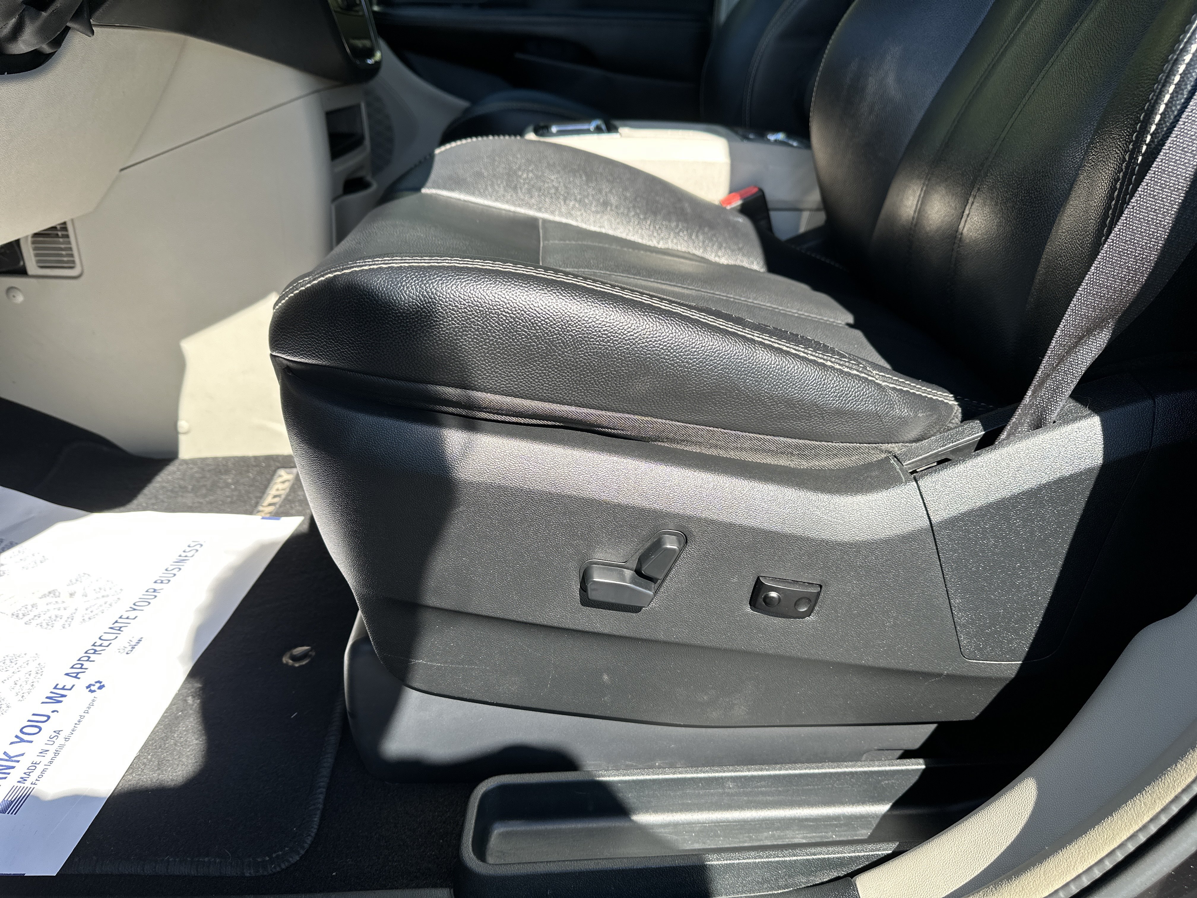 Used 2015 Chrysler Town & Country Touring w/ Driver Convenience Group FWD image 11