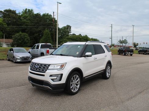 Used 2017 Ford Explorer Limited w/ Equipment Group 301A FWD image 2