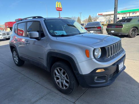 Used 2016 Jeep Renegade Latitude w/ Cold Weather Group image 4