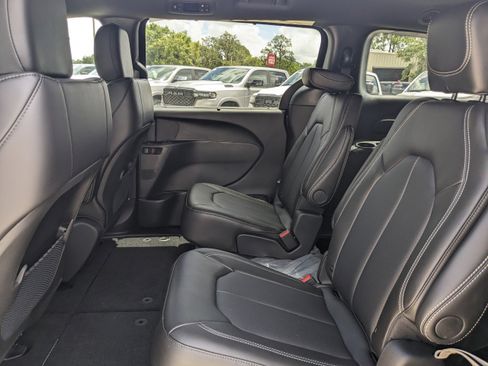 New 2025 Chrysler Voyager LX image 11