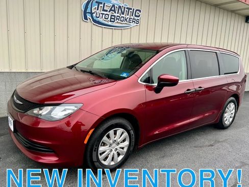 Used 2020 Chrysler Voyager L FWD image 1