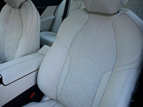 Used 2026 BMW i5 eDrive40 w/ Executive Package image 9