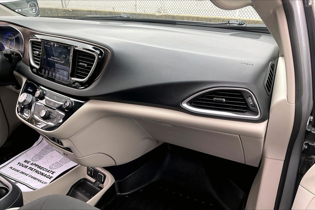 Used 2019 Chrysler Pacifica Touring Plus w/ Cold Weather Group FWD image 15