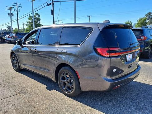 Used 2022 Chrysler Pacifica Limited w/ S Appearance Package FWD image 12