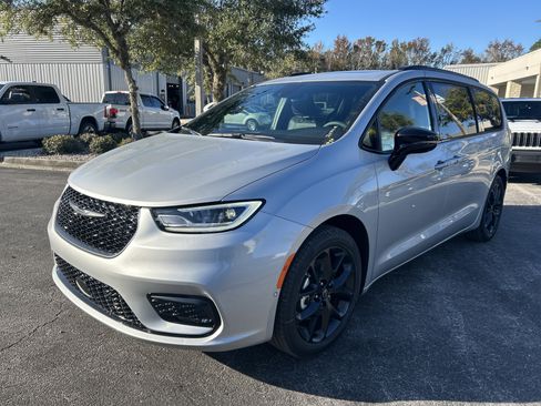 New 2026 Chrysler Pacifica Limited w/ S Appearance Package image 3