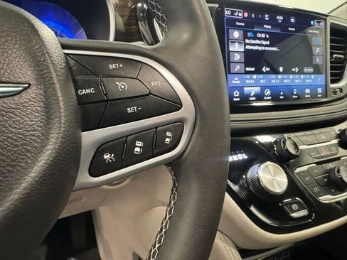 Used 2023 Chrysler Pacifica Limited FWD image 17