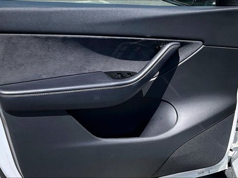 Used 2021 Tesla Model Y Long Range image 21